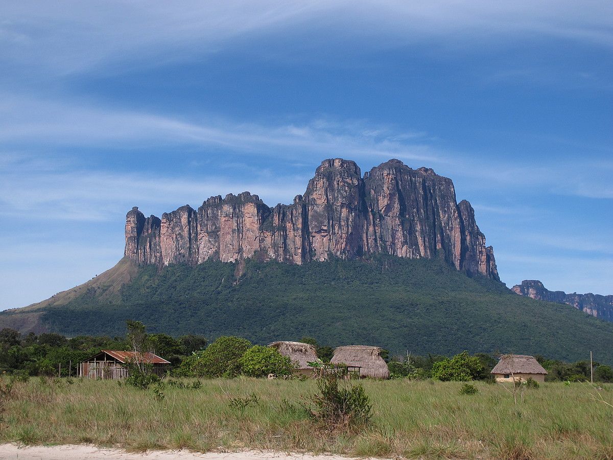 Venezuela eta Brasilgo mugatik gertu dago Acopan tepuia. ADOLFO MADINABEITIA.