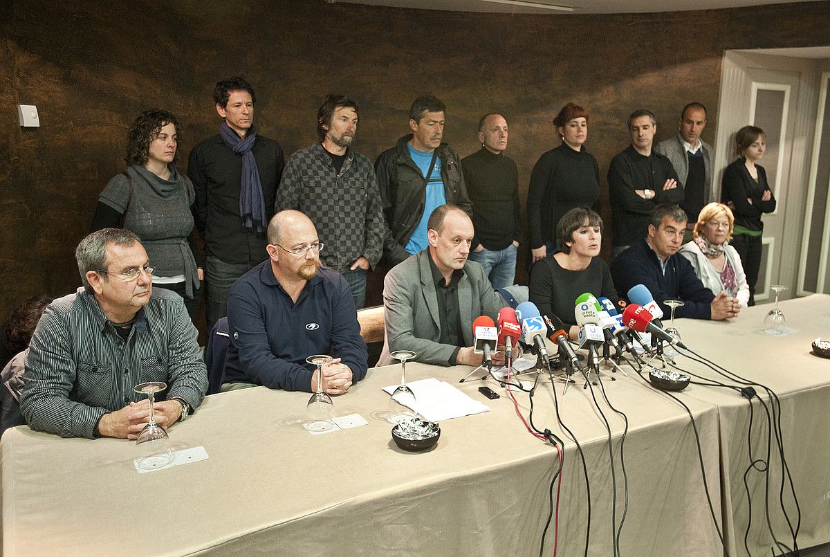 Euskal presoen defentsan aritzen diren abokatuak atzoko agerraldian, haien tartean Gaztañaga, Igarataundi eta Perez direla. JON HERNAEZ / ARGAZKI PRESS. Euskal presoen defentsan aritzen diren abokatuak atzoko agerraldian, haien tartean Gaztañaga, Igarataundi eta Perez direla. JON HERNAEZ / ARGAZKI PRESS.