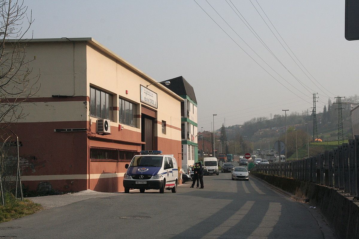Ertzaintzaren furgoneta bat, Industrial Borobil enpresaren parean, Villabonako 34 poligonoan. TOLOSALDEKO HITZA. Ertzaintzaren furgoneta bat, Industrial Borobil enpresaren parean, Villabonako 34 poligonoan. TOLOSALDEKO HITZA.