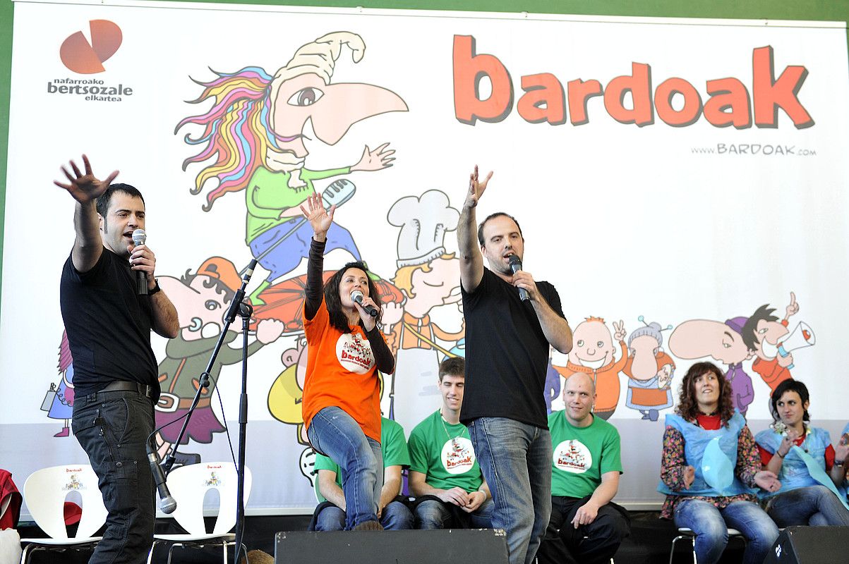 Eneko Fernandez, Estitxu Fernandez eta Iñigo Olaetxea, Errimak Exkaxko taldeko kideak, atzo, Leitzan jokatutako finalean. IDOIA ZABALETA / ARGAZKI PRESS. Eneko Fernandez, Estitxu Fernandez eta Iñigo Olaetxea, Errimak Exkaxko taldeko kideak, atzo, Leitzan jokatutako finalean. IDOIA ZABALETA / ARGAZKI PRESS.