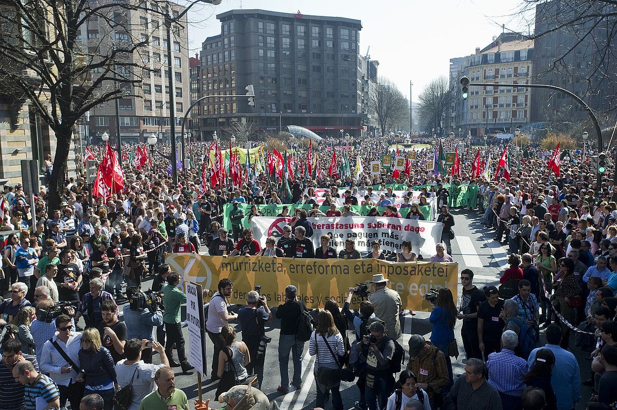 ELA, LAB, ESK, EILAS, Hiru, CGT sindikatuek eta eragile sozialek deituta, atzo eguerdian egin zuten manifestazioa. LUIS JAUREGIALTZO / ARP.