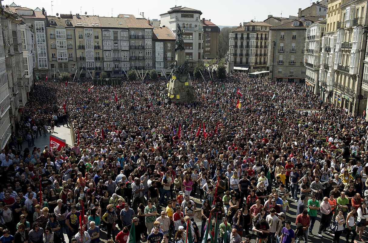 Gasteizko Andre Mari Zurian, sindikatu abertzaleen mobilizazioaren amaieran. RAUL BOGAJO / ARGAZKI PRESS. Gasteizko Andre Mari Zurian, sindikatu abertzaleen mobilizazioaren amaieran. RAUL BOGAJO / ARGAZKI PRESS.