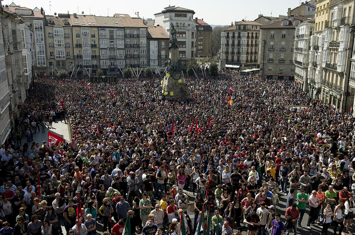 Gasteizko Andre Mari Zurian, sindikatu abertzaleen mobilizazioaren amaieran. RAUL BOGAJO / ARGAZKI PRESS.