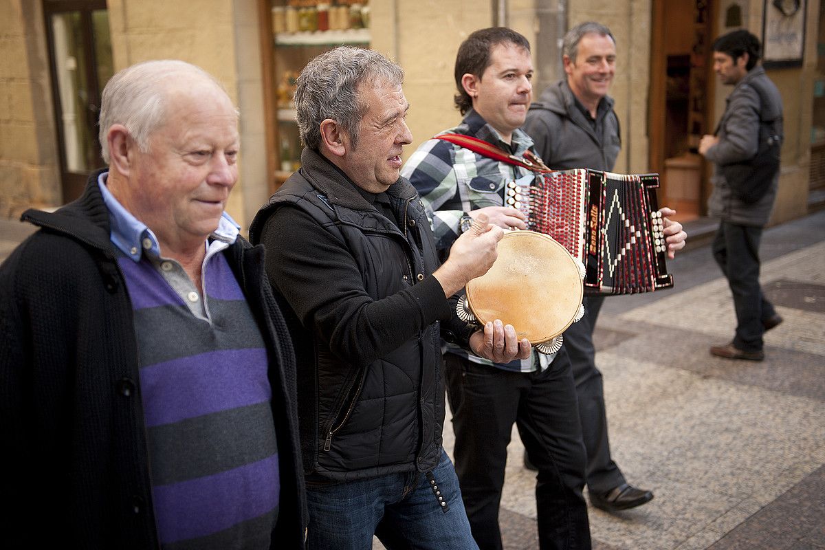 Berastegi, Anjel Larrañaga eta Xabier Zabale, Donostian. GARI GARAIALDE / ARP.