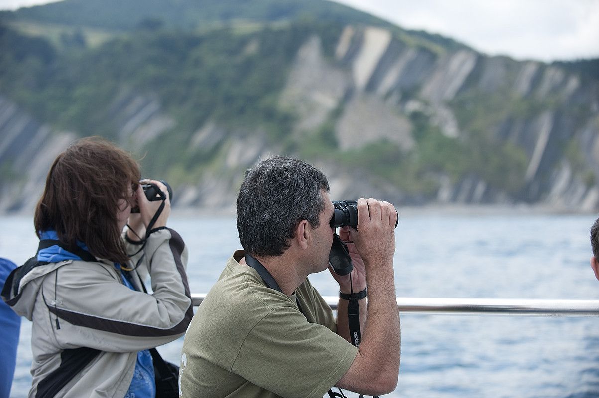 Zumaiako flysch-ari begira itsasontzitik. JON URBE / ARGAZKI PRESS.