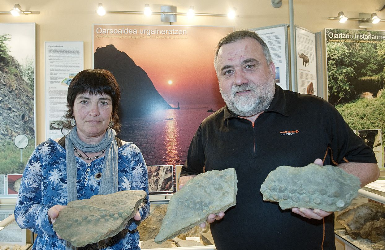 Garbiñe Albisu eta Jose Angel Torres Luberri museoan, Jaizkibelgo iknofosilaren zatiak eskutan dituztela. JON URBE / ARGAZKI PRESS. Garbiñe Albisu eta Jose Angel Torres Luberri museoan, Jaizkibelgo iknofosilaren zatiak eskutan dituztela. JON URBE / ARGAZKI PRESS.