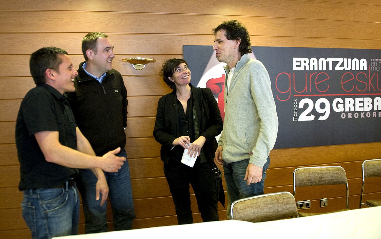 Dani Maeztu, Unai Ziarreta, Amaia Agirresarobe eta Niko Moreno, atzoko agerraldian. MARISOL RAMIREZ / ARGAZKI PRESS. Dani Maeztu, Unai Ziarreta, Amaia Agirresarobe eta Niko Moreno, atzoko agerraldian. MARISOL RAMIREZ / ARGAZKI PRESS.
