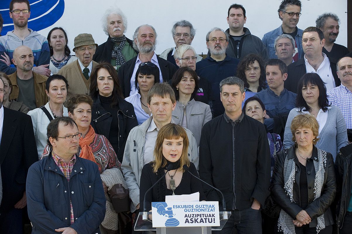 Eneko Olasagasti zinema zuzendariak eta Alaia Martin bertsolariak irakurri zuten agiria, atzo, Donostiako Miramar jauregian. ANDONI CANELLADA / ARGAZKI PRESS. Eneko Olasagasti zinema zuzendariak eta Alaia Martin bertsolariak irakurri zuten agiria, atzo, Donostiako Miramar jauregian. ANDONI CANELLADA / ARGAZKI PRESS.