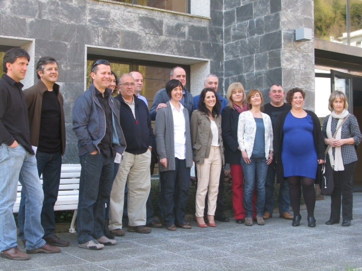 Gipuzko Buru Batzarreko talde berriaren familia argazkia, atzo. BERRIA.