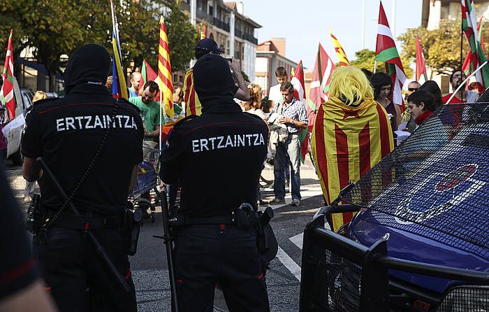 Bi ertzain, Kataluniako prozesu subiranistaren aldeko manifestazio baten aurrean, joan den urriaren 12an, Donostian. JAVIER ETXEZARRETA, EFE