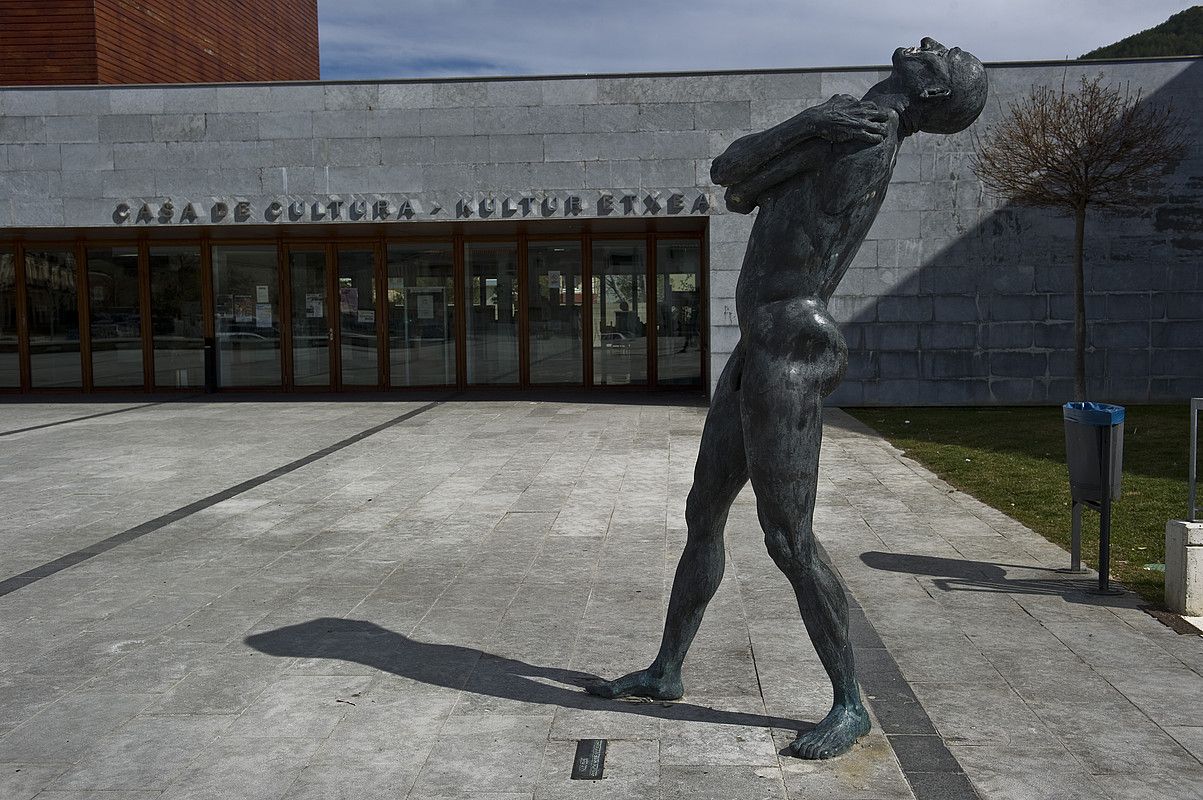 Agoizko kultur etxea da Itoizko urtegiaren ordain gisa egindako azpiegituretako bat. LANDER F. ARROIABE / ARGAZKI PRESS. Agoizko kultur etxea da Itoizko urtegiaren ordain gisa egindako azpiegituretako bat. LANDER F. ARROIABE / ARGAZKI PRESS.