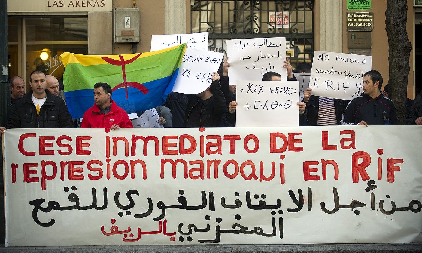 Rifekiko Elkartasuna taldea Rabaten errepresioaren aurka protesta egiten, asteartean, Bilboko Marokoren kontsulatuan. MARISOL RAMIREZ / ARGAZKI PRESS.