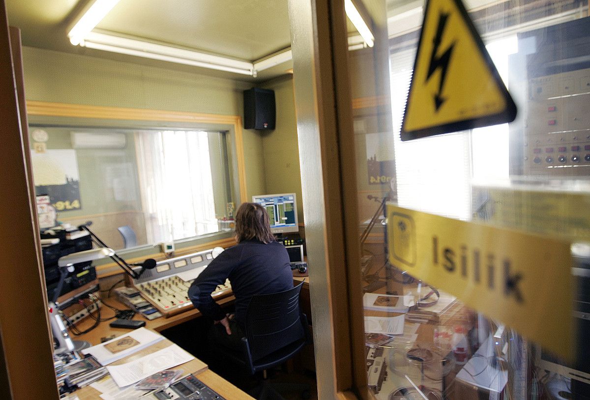 Iruñeko Euskalerria Irratiaren estudioa. IÑIGO URIZ / ARGAZKI PRESS. Iruñeko Euskalerria Irratiaren estudioa. IÑIGO URIZ / ARGAZKI PRESS.