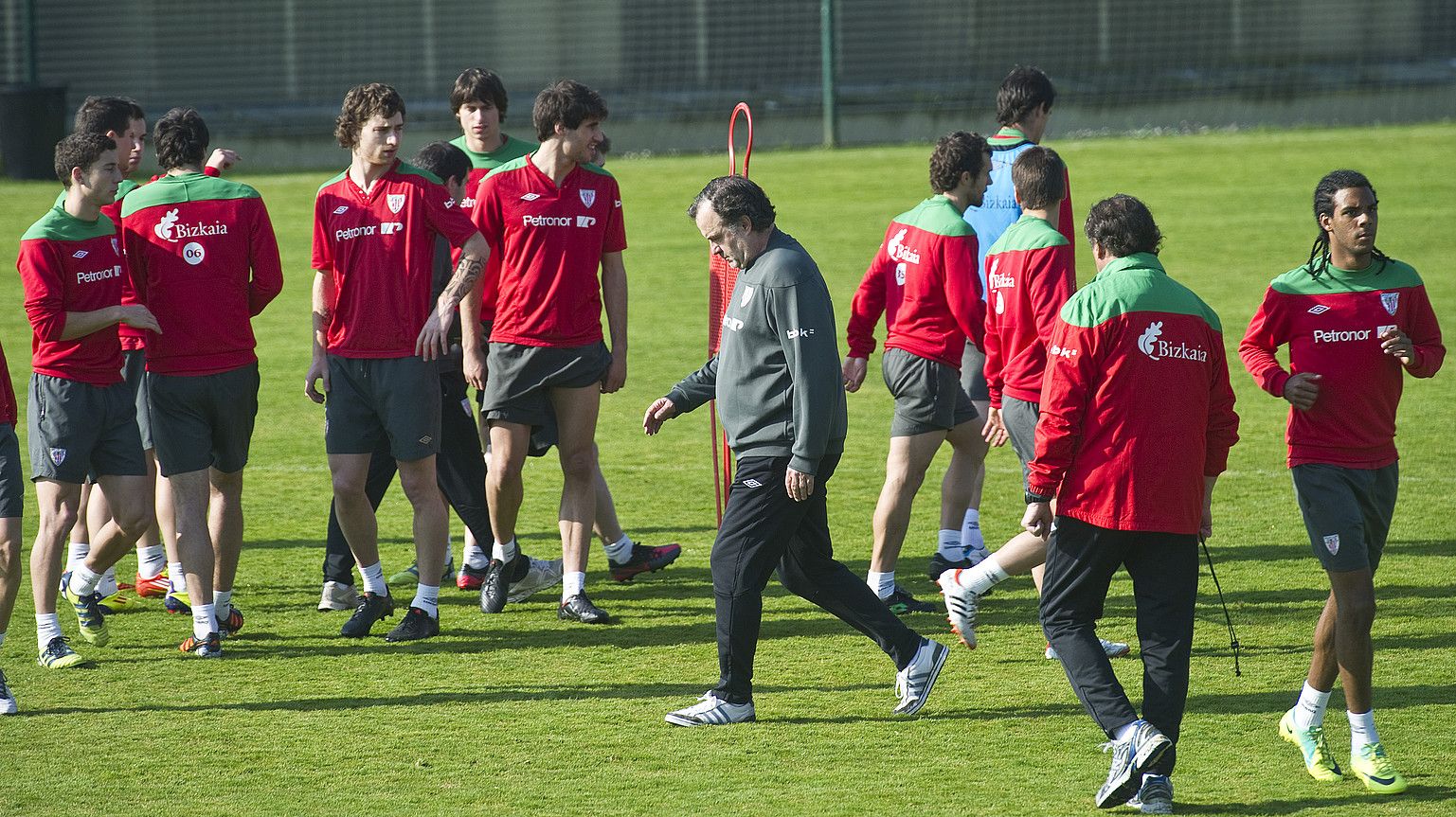 Marcelo Bielsa, pentsakor, jokalarien erdian, Athleticek atzo goizean Lezaman egindako entrenamendu saioan. LUIS JAUREGIALTZO / ARGAZKI PRESS.