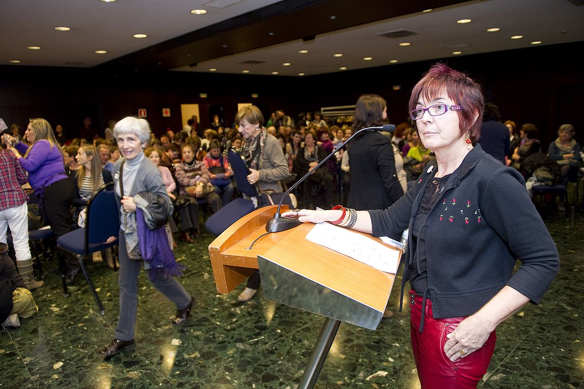 Dozenaka pertsonak bat egin zuen atzo Iruñean, mugimendu feministaren bestan parte hartzeko. IÑIGO URIZ / ARP. Dozenaka pertsonak bat egin zuen atzo Iruñean, mugimendu feministaren bestan parte hartzeko. IÑIGO URIZ / ARP.