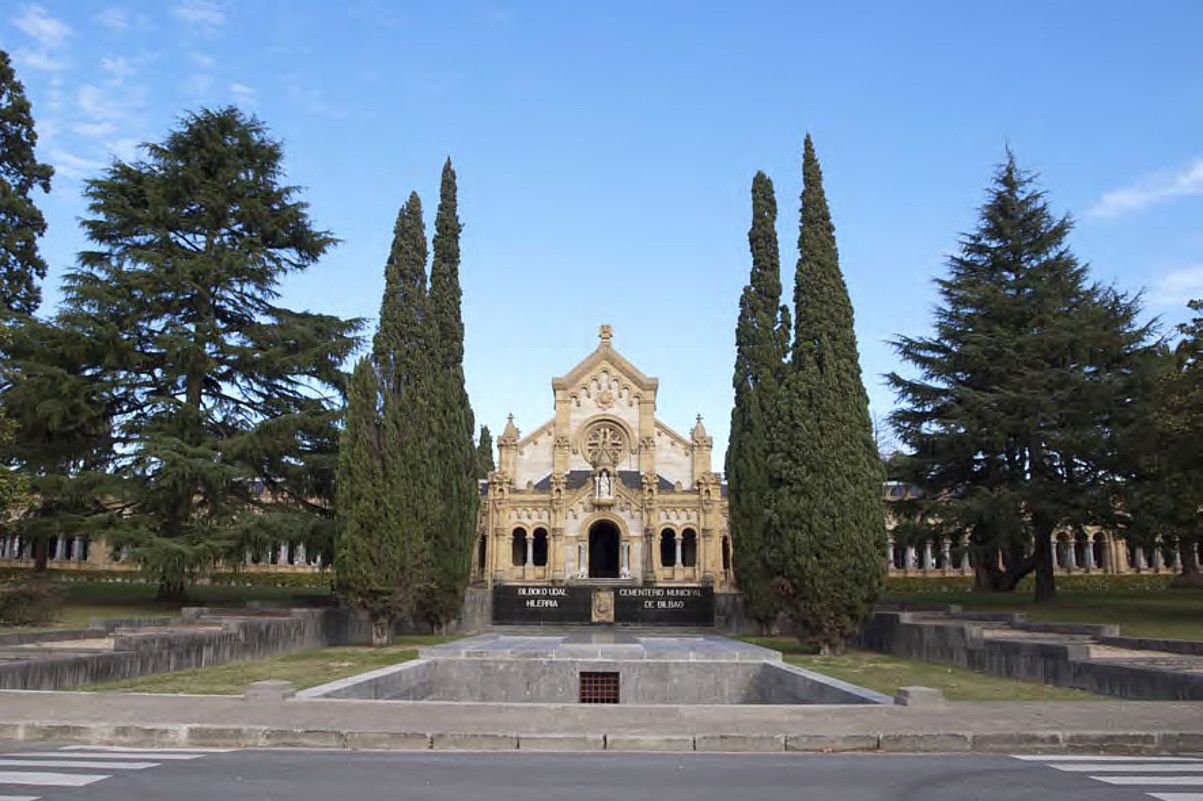 Derioko hilerrian, frankisten aldeko hiru monumentu eta kripta bat daude gaur egun. BERRIA.