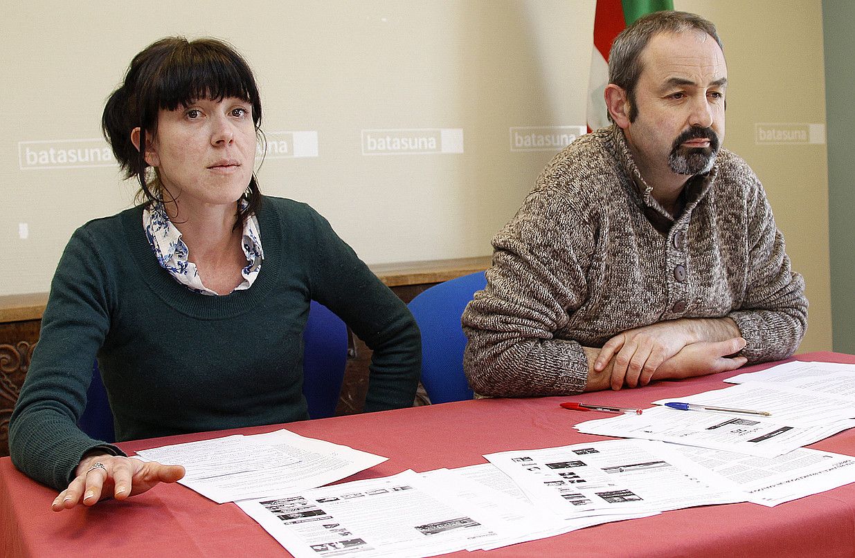 Aurore Martin eta Jean François Lefort, atzo, Batasunak Baionan egindako prentsaurrekoan. BOB EDME. Aurore Martin eta Jean François Lefort, atzo, Batasunak Baionan egindako prentsaurrekoan. BOB EDME.