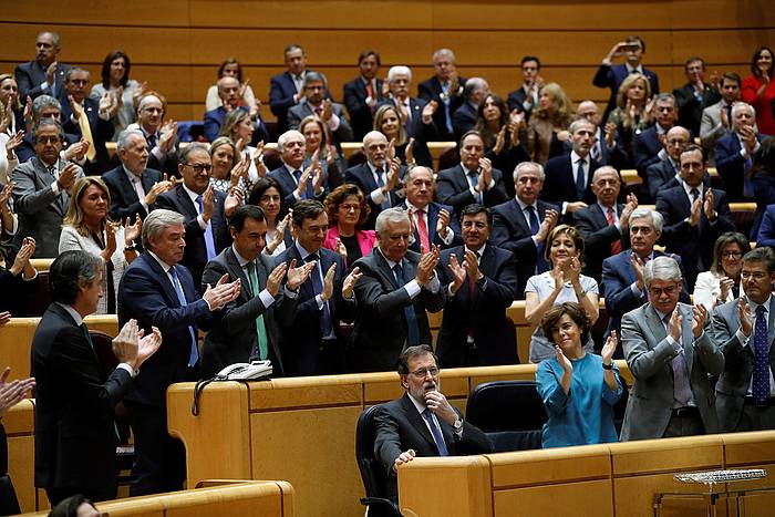 Mariano Rajoy Espainiako presidentea haren hitzaldiaren aldekoen txaloak jasotzen, gaur, Espainiako Senatuan. CHEMA MOYA, EFE