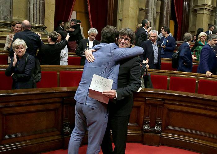 Puigdemont, beste diputatu batekin, emaitza ospatzen. ALBERTO ESTEVEZ, EFE