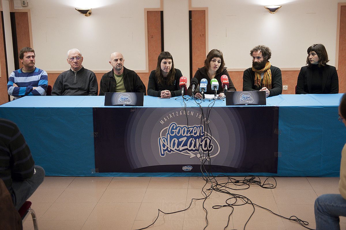 Herrira mugimenduko kideak, ekinbide berria aurkezten, Donostian, atzo. GARI GARAIALDE / ARGAZKI PRESS. Herrira mugimenduko kideak, ekinbide berria aurkezten, Donostian, atzo. GARI GARAIALDE / ARGAZKI PRESS.