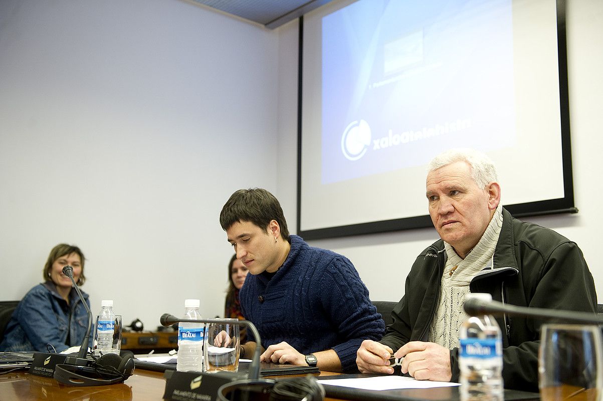 Xaloa telebistako langileek euren egoeraren berri eman zuten atzo Nafarroako Parlamentuan. IÑIGO URIZ / ARGAZKI PRESS. Xaloa telebistako langileek euren egoeraren berri eman zuten atzo Nafarroako Parlamentuan. IÑIGO URIZ / ARGAZKI PRESS.