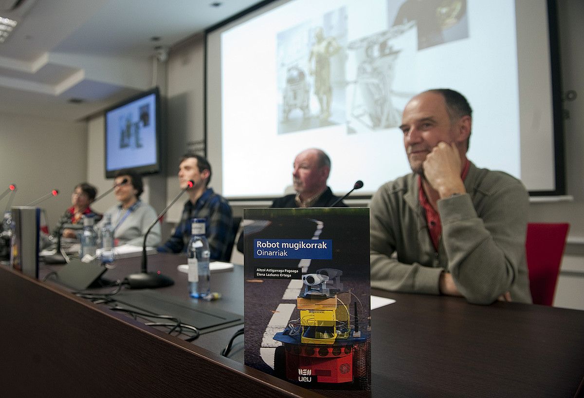 Donostiako Informatikako Fakultatean aurkeztu dute Astigarraga eta Lazkanoren lana. JUAN CARLOS RUIZ/ ARGAZKI PRESS. Donostiako Informatikako Fakultatean aurkeztu dute Astigarraga eta Lazkanoren lana. JUAN CARLOS RUIZ/ ARGAZKI PRESS.