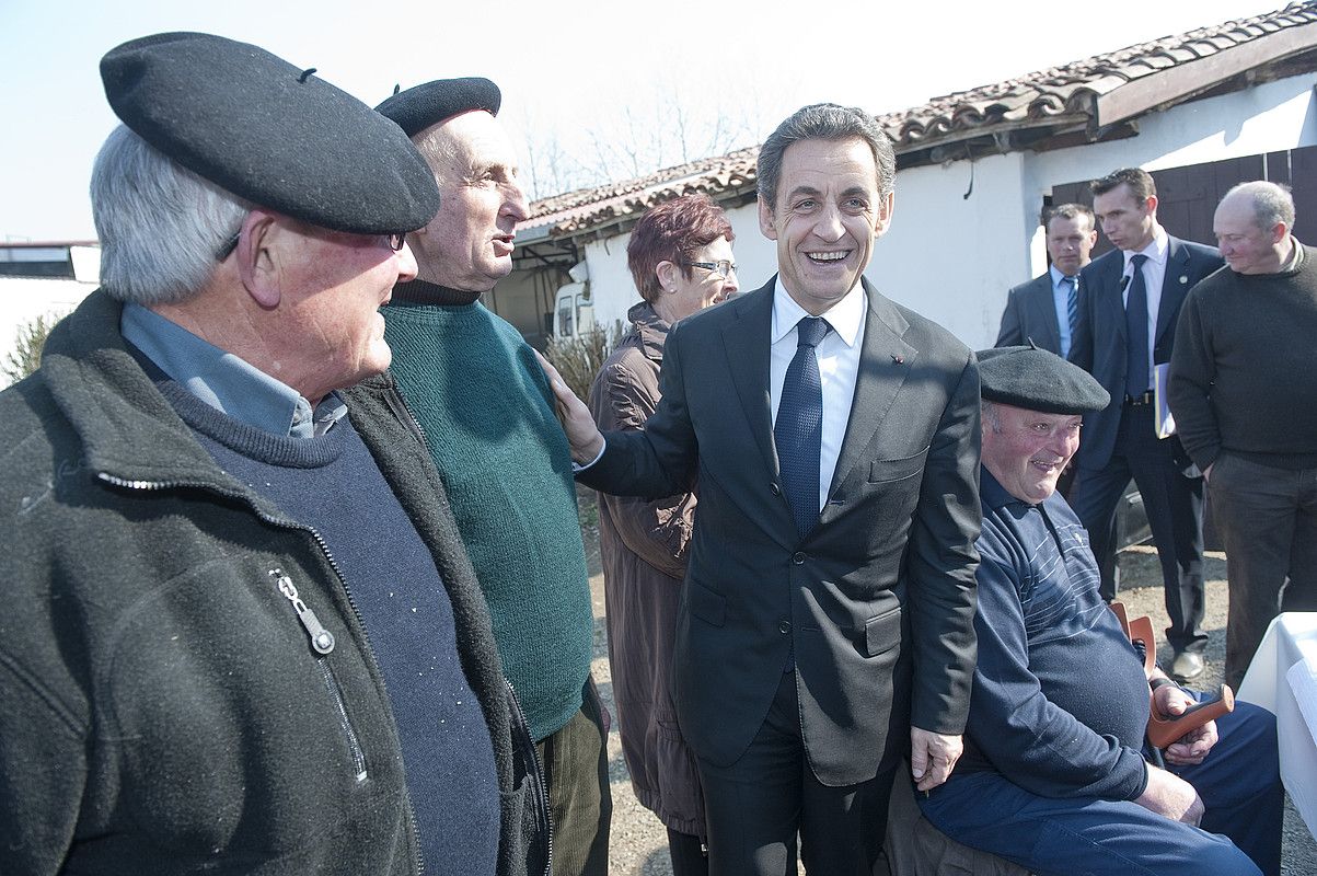 Sarkozy, Itsasun, laborari batzuekin. JON URBE / ARGAZKI PRESS. Sarkozy, Itsasun, laborari batzuekin. JON URBE / ARGAZKI PRESS.