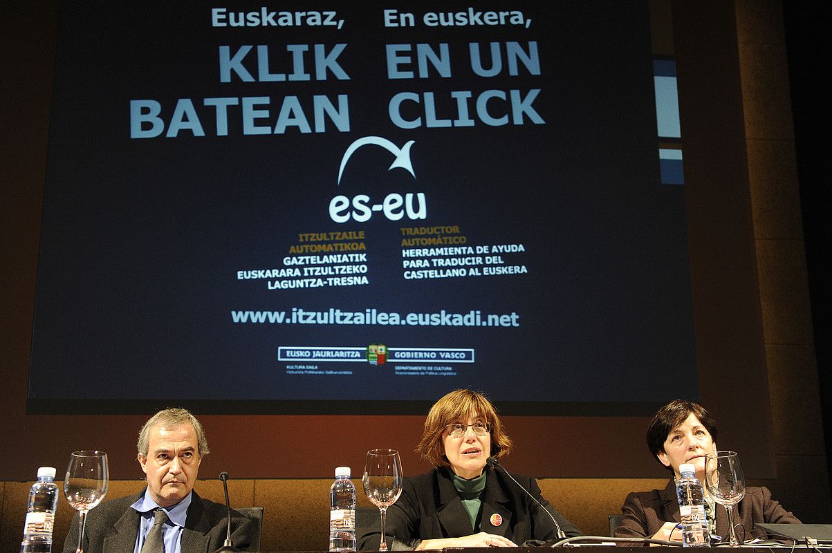 Eusko Jaurlaritzako hainbat ordezkari izan ziren atzo Bilboko Alondegian, itzultzaile automatikoaren aurkezpenean. MONIKA DEL VALLE / ARGAZKI PRESS. Eusko Jaurlaritzako hainbat ordezkari izan ziren atzo Bilboko Alondegian, itzultzaile automatikoaren aurkezpenean. MONIKA DEL VALLE / ARGAZKI PRESS.