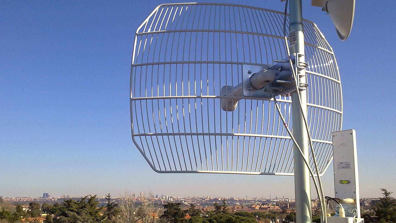 Elkarren artean konektatzeko, antena bereziak erabiltzen ditu Guifi.net sareak. BERRIA / BERRIA. Elkarren artean konektatzeko, antena bereziak erabiltzen ditu Guifi.net sareak. BERRIA / BERRIA.
