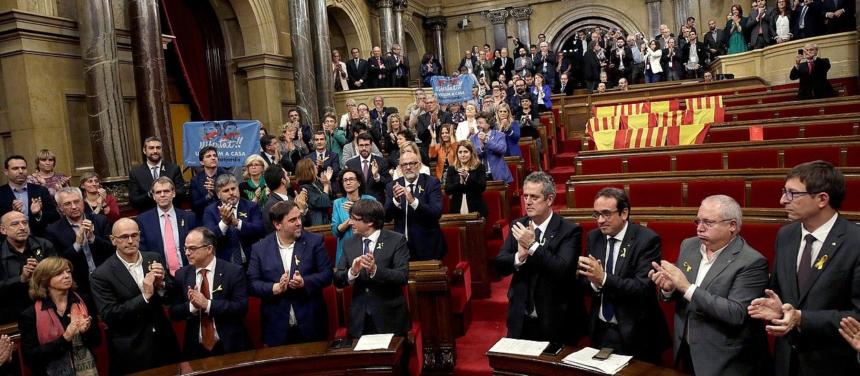 Urriaren 27an deklaratu zuen Kataluniako Parlamentuak errepublika. ALBERTO ESTEVEZ / EFE