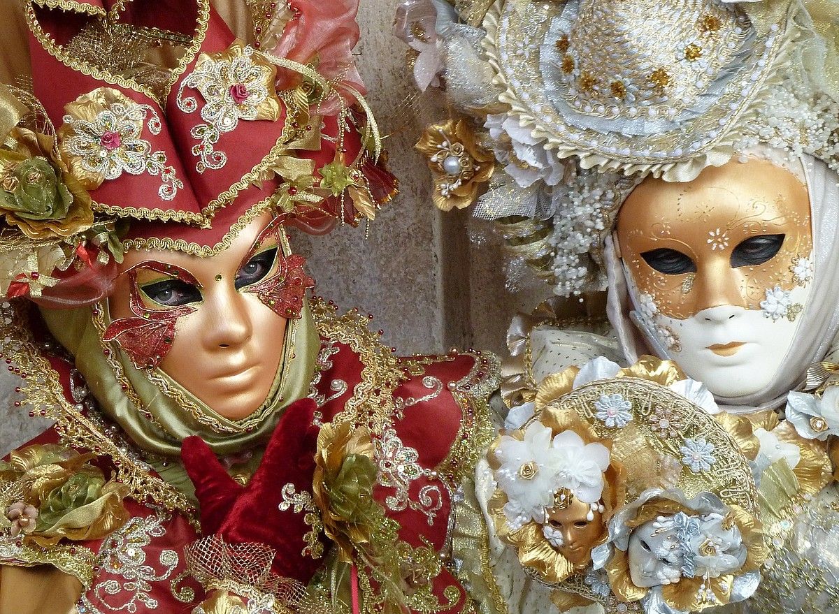 p1. saria. Veneziako inauterietan, bi lagun maskarak jarrita eta jantzi dotoreak soinean. UNAI PRO. p1. saria. Veneziako inauterietan, bi lagun maskarak jarrita eta jantzi dotoreak soinean. UNAI PRO.