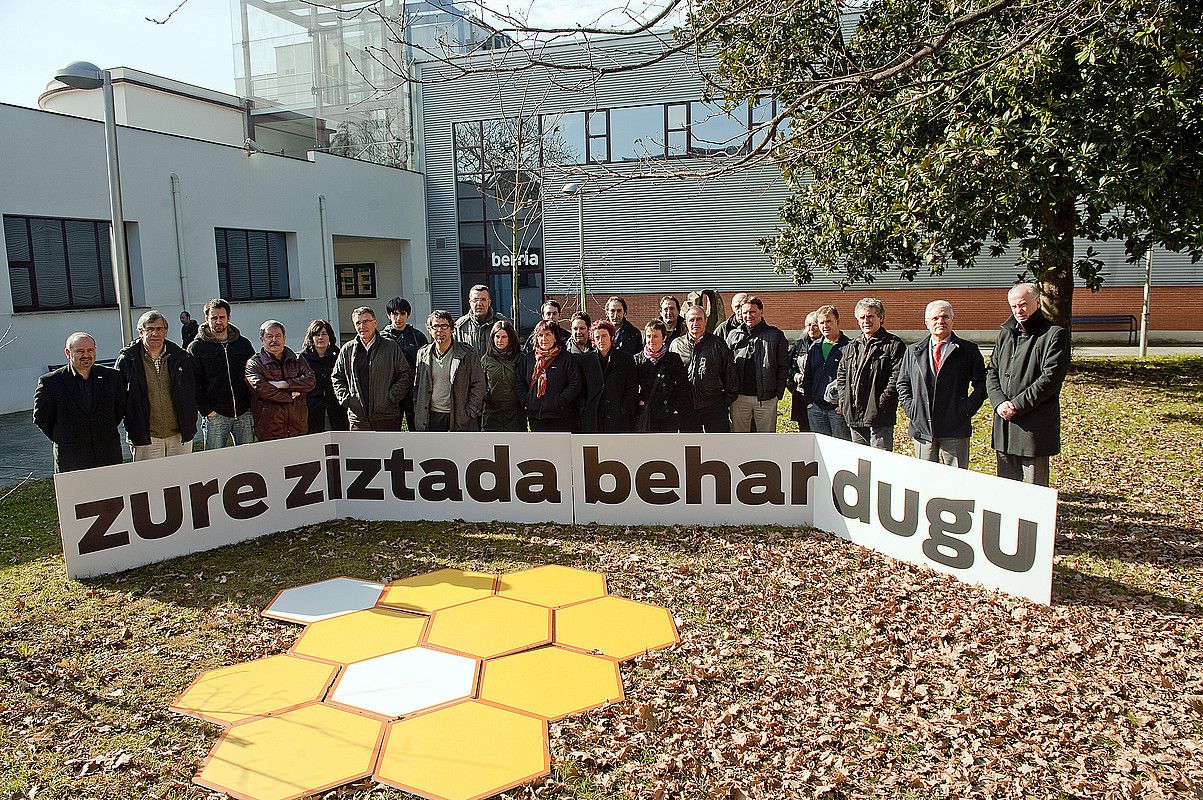 Euskalgintzako hainbat eragile BERRIAlagunari babesa ematen, atzo, Andoaingo Martin Ugalde kultur parkean. JUAN CARLOS RUIZ / ARGAZKI PRESS. Euskalgintzako hainbat eragile BERRIAlagunari babesa ematen, atzo, Andoaingo Martin Ugalde kultur parkean. JUAN CARLOS RUIZ / ARGAZKI PRESS.