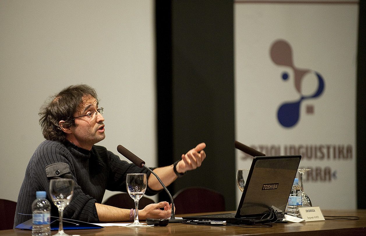 Jon Sarasua, atzo Donostian eman zuen hitzaldian. JUAN CARLOS RUIZ / ARGAZKI PRESS. Jon Sarasua, atzo Donostian eman zuen hitzaldian. JUAN CARLOS RUIZ / ARGAZKI PRESS.