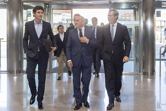 Unai Rementeria (Bizkaia), Ramiro Gonzalez (Araba), eta Markel Olano (Gipuzkoa) ahaldun nagusiak, Finantzen Euskal Kontseilua egin zen egunean. JUANAN RUIZ / ARGAZKI PRESS
