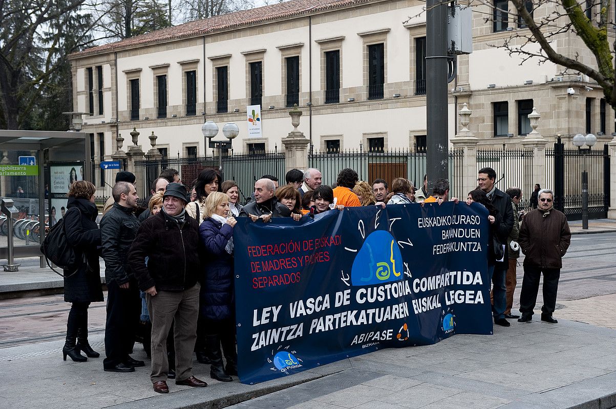 Zaintza partekatuaren alde Kidetzak Eusko Legebiltzarraren aurrean iaz egindako protesta. RAUL BOGAJO / ARGAZKI PRESS. Zaintza partekatuaren alde Kidetzak Eusko Legebiltzarraren aurrean iaz egindako protesta. RAUL BOGAJO / ARGAZKI PRESS.
