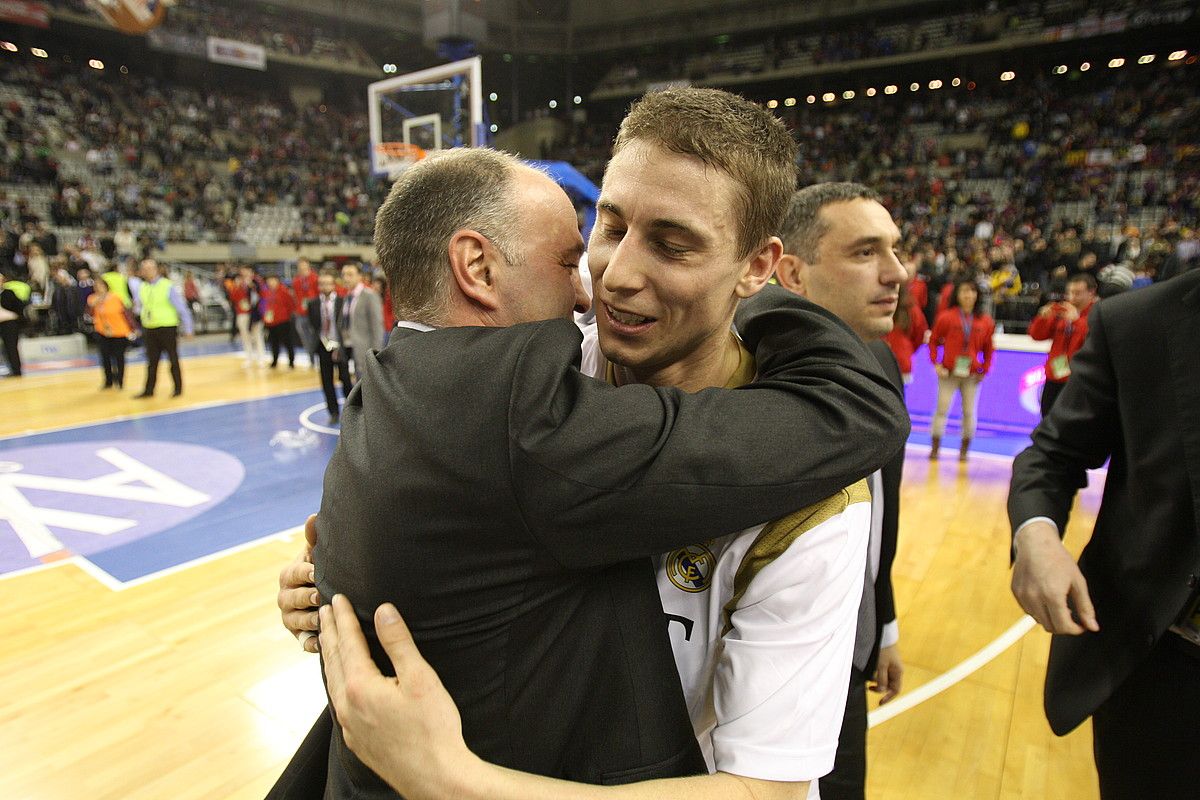 Pablo Laso eta Jaycee Carroll, besarkatuta, Kopako finalean Bartzelonari irabazi berritan, herenegun. ACB MEDIA.