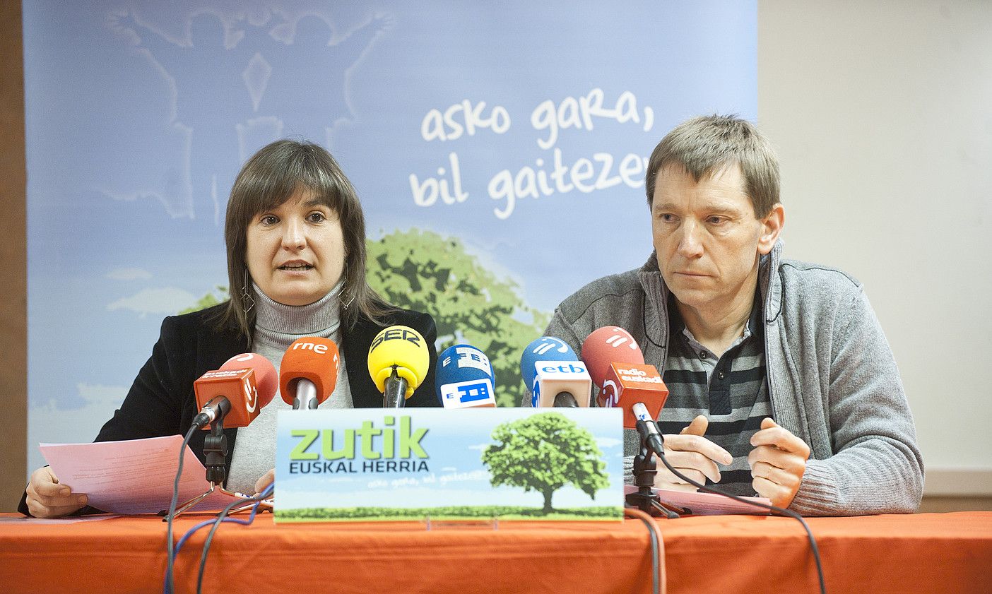 Maribi Ugarteburu eta Rufi Etxeberria ezker abertzaleko bozeramaileak, atzo. JON URBE / ARGAZKI PRESS.