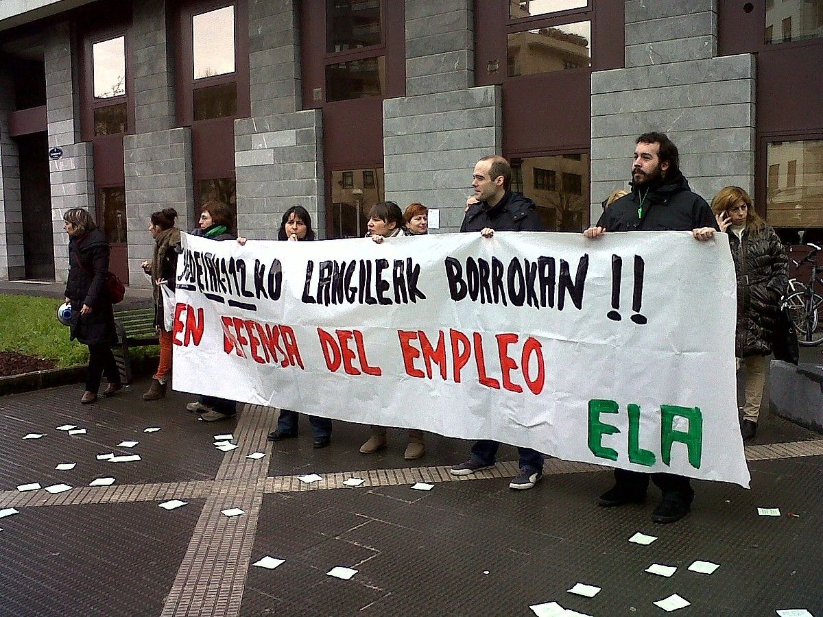 Gipuzkoako SOS Deietako langileak, protestan. BERRIA. Gipuzkoako SOS Deietako langileak, protestan. BERRIA.