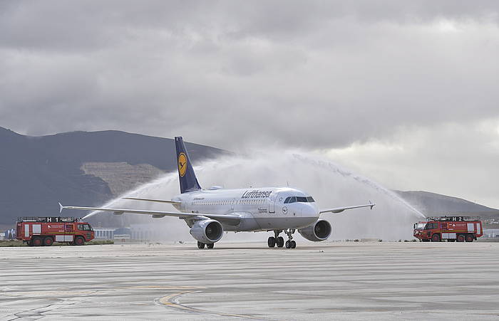 Lufthansa konpainiaren hegazkina, Noianen Suhiltzaileek ongietorria egin diote. IDOIA ZABALETA / ARGAZKI PRESS