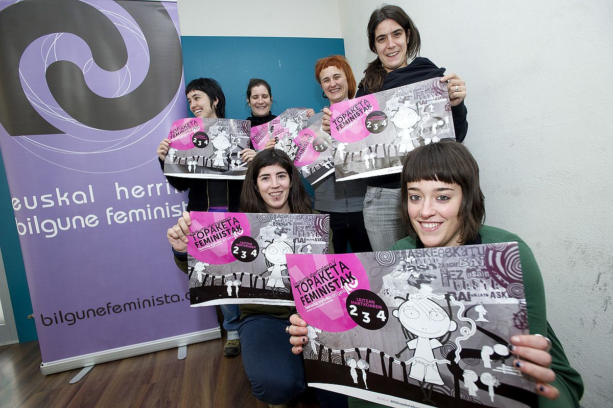 Euskal Herriko Bilgune Feministako kideak, atzo, martxoko topaketa aurkezteko agerraldian. IÑIGO URIZ / ARGAZKI PRESS. Euskal Herriko Bilgune Feministako kideak, atzo, martxoko topaketa aurkezteko agerraldian. IÑIGO URIZ / ARGAZKI PRESS.