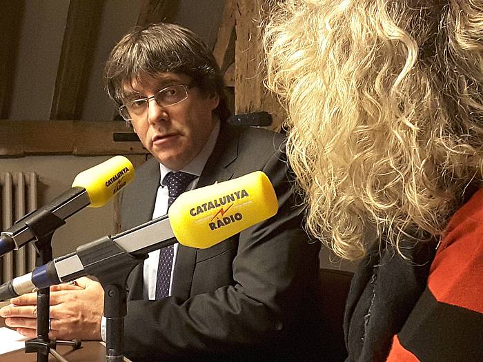 Puigdemont eta Monica Terribas, Catalunya Radioko kazetaria, Bruselan. CATALUNYA RADIO