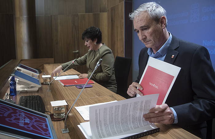 Maria Solana Gobernuko eleduna eta Mikel Aranburu Ogasun kontseilaria gaur. JAGOBA MANTEROLA / ARGAZKI PRESS