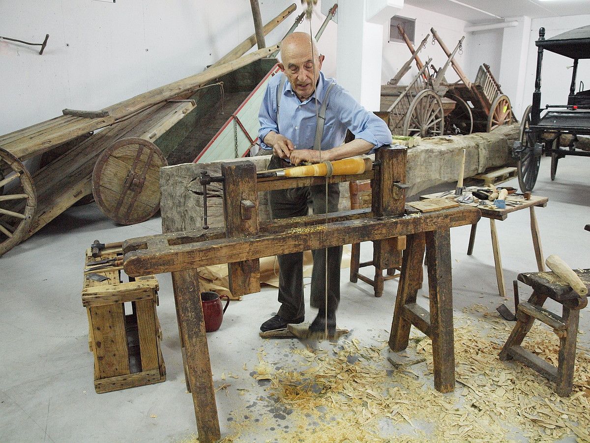 Miguel Angel Elizaga gaita bat egiten horretarako erabiltzen zen malguki tornuarekin. NAFARROAKO MUSEO ETNOGRAFIKOA. Miguel Angel Elizaga gaita bat egiten horretarako erabiltzen zen malguki tornuarekin. NAFARROAKO MUSEO ETNOGRAFIKOA.