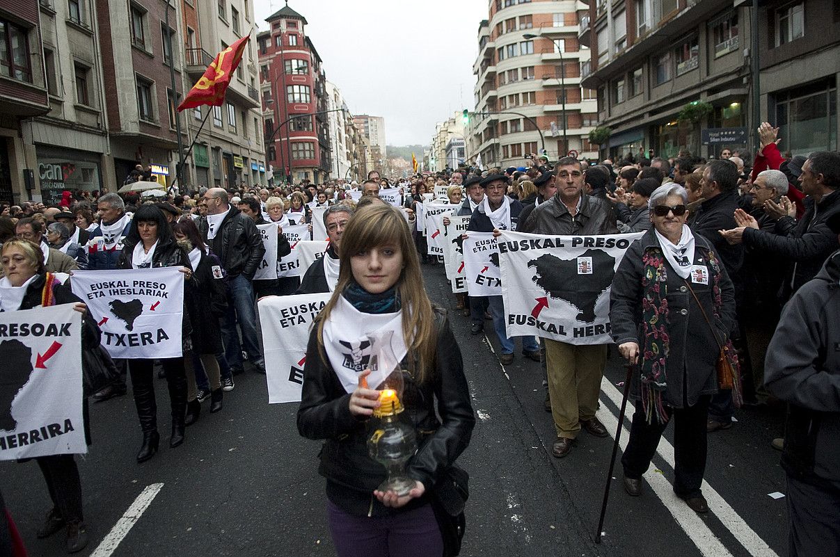 Milaka lagun bildu ziren euskal presoen eskubideen alde urtarrilaren 7an Bilbon eginiko manifestazioan. MARISOL RAMIREZ / ARGAZKI PRESS.