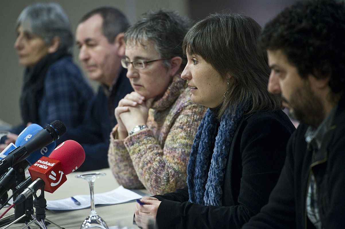 Maribi Ugarteburu auzipetuekin batera, atzoko prentsaurrekoan. LUIS JAUREGIALTZO / ARGAZKI PRESS.