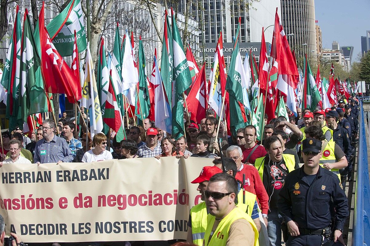 Gehiengo sindikalak negoziazio kolektiboaren alde eta pentsioen erreformaren kontra Madrilen egindako manifestazioa. ANDONI CANELLADA / ARP.