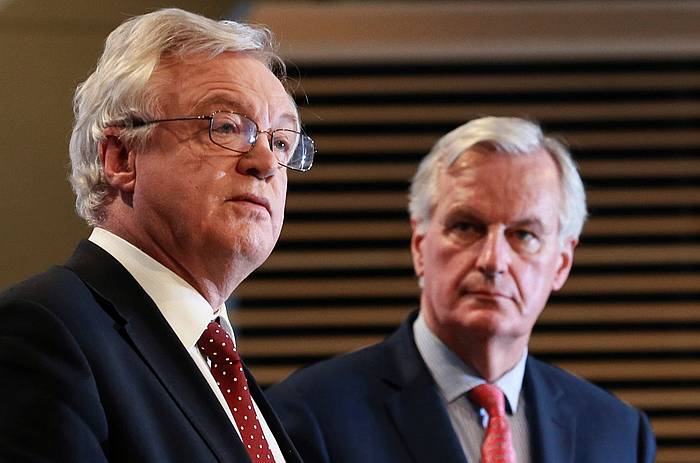 David Davis eta Michel Barnier, gaur, prentsaurrekoan. OLIVIER HOSLET, EFE