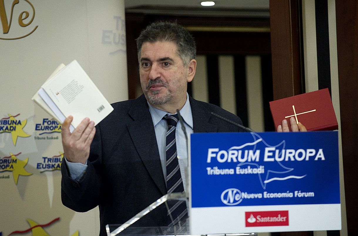 Jesus Egiguren, hitzaldiaren une batean, Biblia bat eta liburu batzuk eskuetan dituela. MARISOL RAMIREZ / ARGAZKI PRESS.