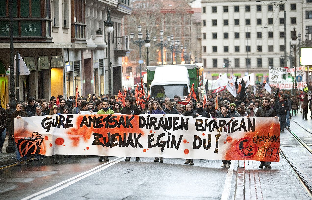 Gaztetxeen eta okupazioaren aldeko manifestazioak ehunka pertsona batu zituen. JON HERNAEZ / ARGAZKI PRESS.