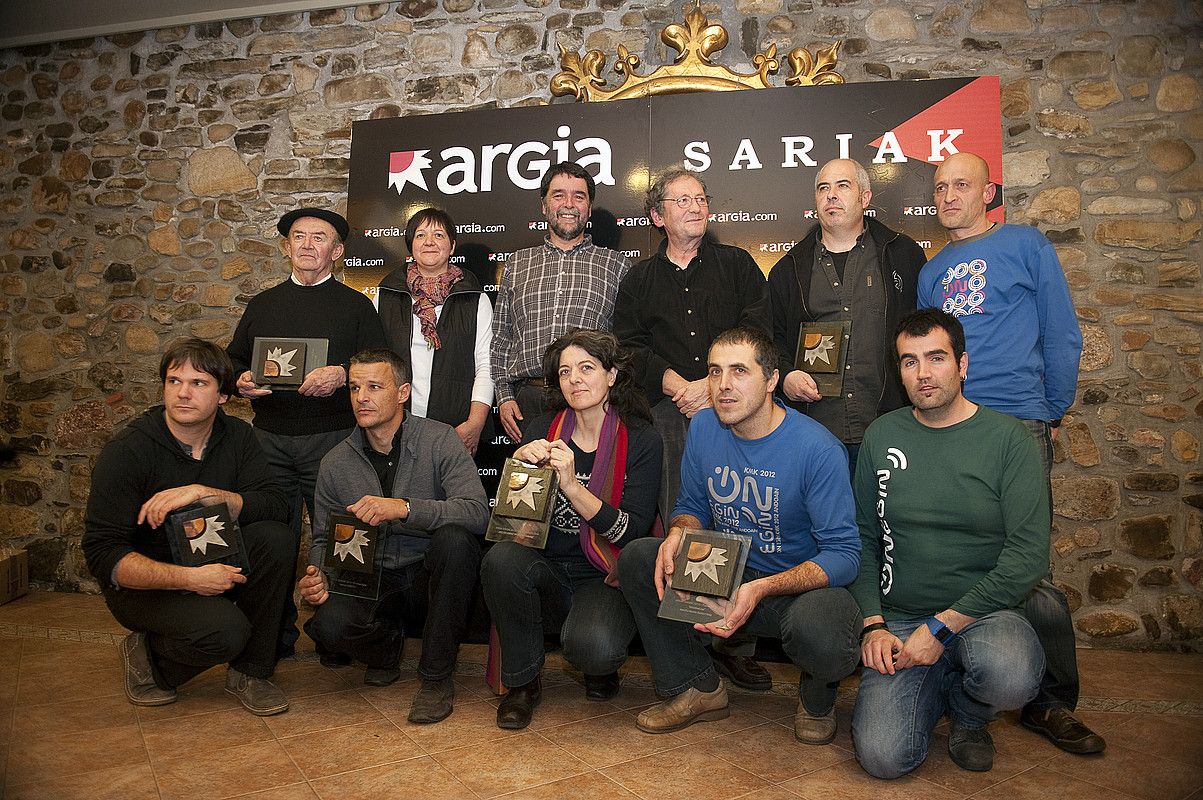 2012ko Argia sarietako irabazle guztiak, elkarturik, atzo, sari banaketaren amaieran. JUAN CARLOS RUIZ / ARGAZKI PRESS.